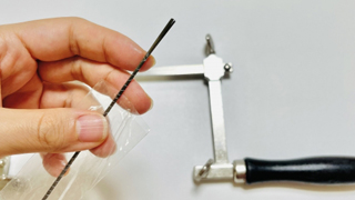 糸鋸の使い方 刃の交換、なぜ弓なりなのか | 工具買取リライズ